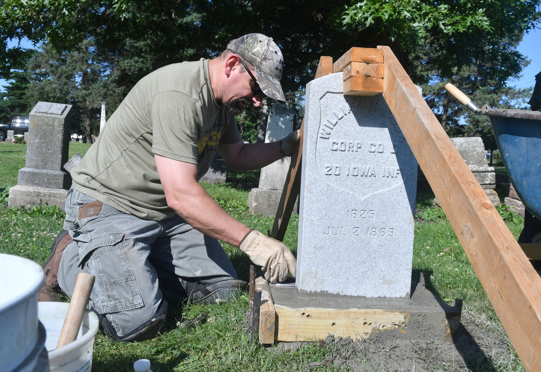 071220-nws-cemetery-cleaning-072